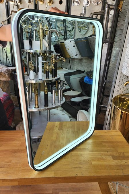 مراية LED مستطيلة بإطار أسود عصري